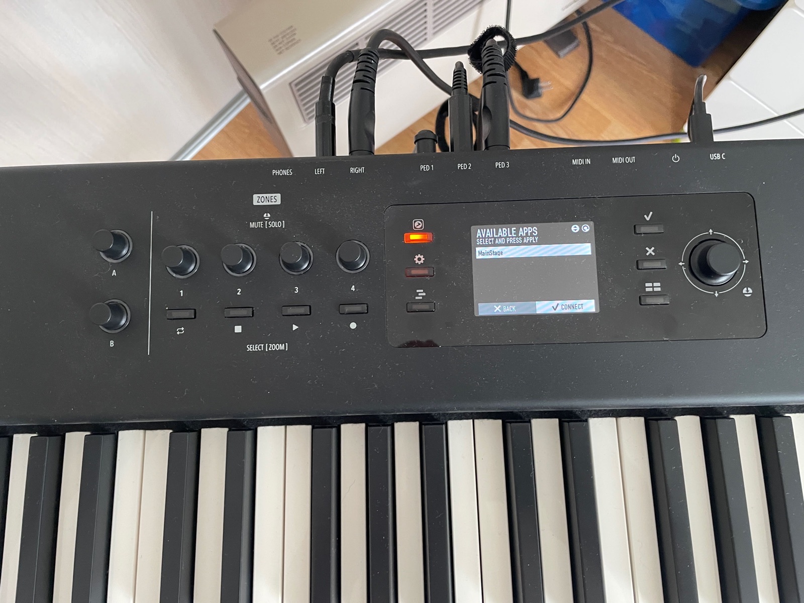 Het scherm van de Studiologic SL88 toont de lijst Available apps met MainStage geselecteerd en de knop Connect